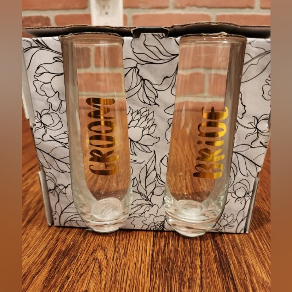 Bride and groom stemless champagne glasses set